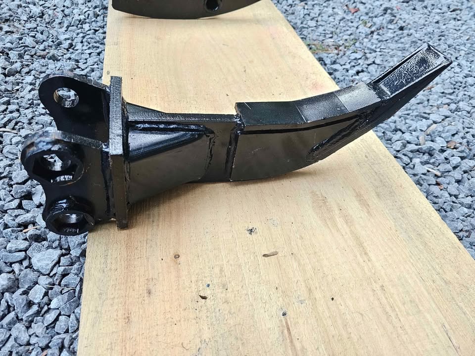 Mini-excavator ripper attachment